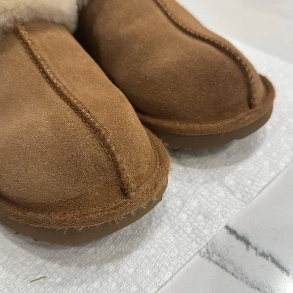 UGG Kids Moraene Slipper in Chestnut Size 4